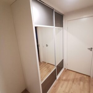 skyvedørsgarderobe i gang med skyvedører med speil og glass