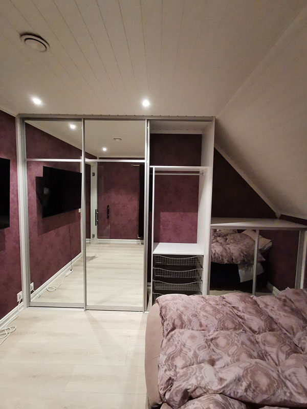 skyvedørsgarderobe på soverom med skyvedører med klart speil og profiler i aluminium
