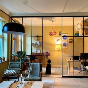 skyvedører i new york loft stil mellom stue og kontor