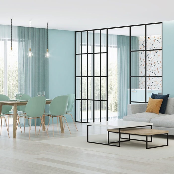 skyvedører med klart glass og svarte profiler og sprosser brukt som romdeler