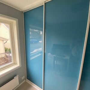 skyvedører med blått glass og sølvfargede profiler skreddersydd på mål