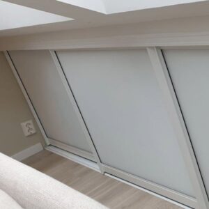 lave skyvedører med hvitt glass skreddersydd på mål