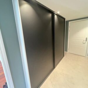 Skyvedørsgarderobe med skyvedørsfronter med svart matt glass og svarte profiler