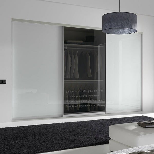 skyvedører med hvitt og sotet glass