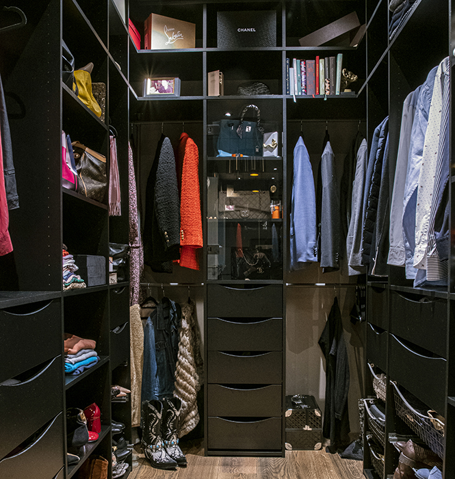 Garderobeinnredning med hyller, kurver og garderobeheng