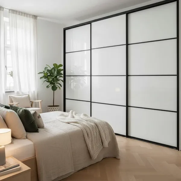svart innrammet glassgarderobe hjorne soverom